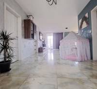 Der Flur in einem Einfamilienhaus mit glänzenden Fliesen und einem Kinderzelt.