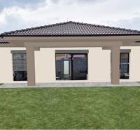 Ein Einfamilienhaus in der Kolónia in Galanta mit Rasen und großen Fenstern zur Terrasse.