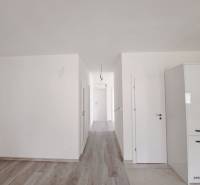 Helles Interieur eines Einfamilienhauses mit Holzboden und weißen Wänden.