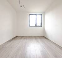 Ein leerer Raum mit Holzdekorboden und einem Fenster in einem Einfamilienhaus.