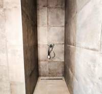 Duschkabine im Einfamilienhaus mit Keramikfliesen.