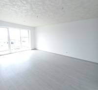 Helles Zimmer mit Holzboden in einer 2-Zimmer-Wohnung.