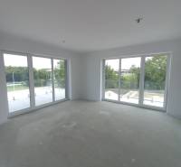 Große Fenster und natürliches Licht in einer 2-Zimmer-Wohnung, die einen Blick ins Grüne bieten.