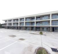 Neubau mit Balkonen in Galanta für 2-Zimmer-Wohnungen, leerer Parkplatz.