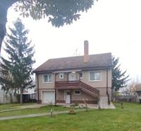 Einfamilienhaus in Dunajská Streda, Schrägdach, geräumiger Garten, Außentreppe.