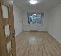 Geräumiges Zimmer in einer 3-Zimmer-Wohnung mit Holzboden und großem Fenster.