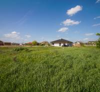 Kúpte si SVETLÝ, TICHÝ stavebný pozemok s IS a OPTIMÁLNOU ROZLOHOU