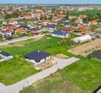 Kúpte si SVETLÝ, TICHÝ stavebný pozemok s IS a OPTIMÁLNOU ROZLOHOU