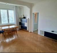 Esszimmer mit Holztisch und Stühlen, Boden mit Holzdekor in einer 4-Zimmer-Wohnung.