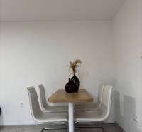 Esszimmer für sich mit einem Tisch in Holzoptik und vier Stühlen in einem Einfamilienhaus.