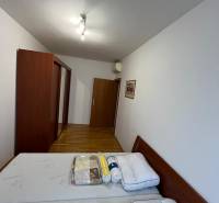 Schlafzimmer mit Einbauschrank und Bett, Holzboden in einer 3-Zimmer-Wohnung.
