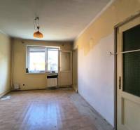 Izba v einem Einfamilienhaus mit Fenster, Türen und Boden.