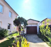 Einfamilienhaus in Partizánske mit gepflegtem Garten und Garage in einer ruhigen Straße.