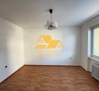 Ein Zimmer in einer 3-Zimmer-Wohnung mit weißen Wänden, einem Boden in Holzoptik und einem Heizkörper.