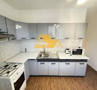 Küche in einer 3-Zimmer-Wohnung mit Holzboden und moderner Ausstattung.