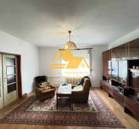 Wohnzimmer in einem Einfamilienhaus mit Holzboden und reichhaltiger Möblierung.