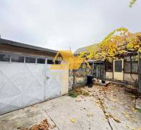 Die Garage und der Hinterhof eines Einfamilienhauses in Dvory nad Žitavou im Herbst.