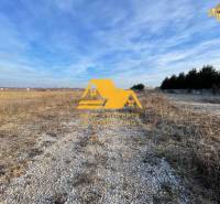 Baugrundstück in Nové Zámky in der Straße Nové Zámky, Schotterstraße, offene Landschaft.