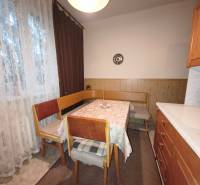 Essbereich mit Tisch und Stühlen in einer 3-Zimmer-Wohnung mit Holzboden.