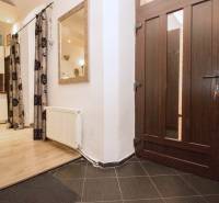 In der 2-Zimmer-Wohnung gibt es einen Eingangsflur mit Holzboden und eine offene Küche.