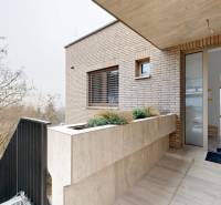 Eingang zum Einfamilienhaus in der Révová in Bratislava - Altstadt, Ziegelfassade, Gartenbepflanzung.