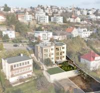 Einfamilienhaus in der Révová-Straße, Bratislava - Altstadt, mit gepflegtem Rasen und Umgebung.