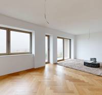 Helles Zimmer mit schrägem Boden in Holzoptik, Einfamilienhaus.