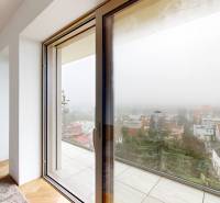 Blick aus einem hellen Zimmer mit Holzboden in einem Einfamilienhaus.