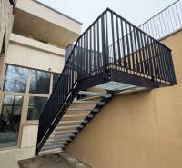 Treppe und Fenster an der Ziegelwand eines Einfamilienhauses in der Révová-Straße in Bratislava.