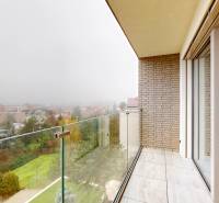 Balkon eines Einfamilienhauses mit Blick auf Bratislava - Altstadt, Révová-Straße, Glasgeländer.