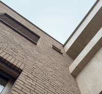 Ziegelfassade und Betonelemente am Einfamilienhaus in der Révová-Straße in Bratislava.