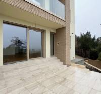 Einfamilienhaus in der Révová-Straße in Bratislava - Altstadt mit Terrasse und großen Fenstern.