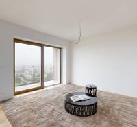 Wohnzimmer in einem Einfamilienhaus mit großen Fenstern, Teppichboden und Holzbodenoptik.