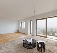 Wohnzimmer in einem Einfamilienhaus mit Holzboden und großen Fenstern.