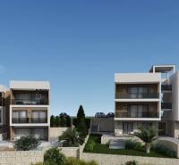 Ferienwohnungen in der Stadt Čiovo mit moderner Architektur, umgeben von Grünflächen und Steinmauern.