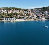 Die Küste mit Yachten und Häusern in Čiovo bei den Ferienwohnungen.