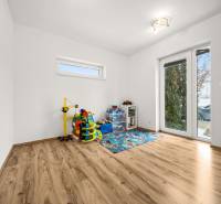 Kinderzimmer mit Spielzeug und Holzboden in einem Einfamilienhaus.