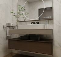 Badezimmer in einer 3-Zimmer-Wohnung mit Holzboden, Spiegel und Waschbecken.