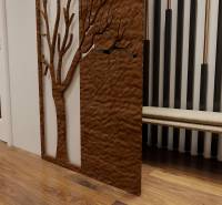 Innenraum einer 3-Zimmer-Wohnung mit Holzelementen und einem metallischen Baum-Element an der Wand.