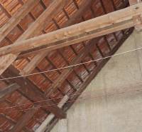 Blick auf die Dachkonstruktion in einem Einfamilienhaus mit Ziegeldeckung.