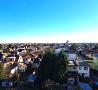 Aufzeichnung von Häusern und Bäumen im Viertel Hornadska in Bratislava - Medzi jarkami.
