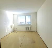 Ein Zimmer in einer 4-Zimmer-Wohnung mit Fenster und Lampe, Boden mit Holzdekor.