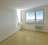 Helles Zimmer mit Holzboden in einer 4-Zimmer-Wohnung.
