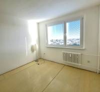Helles Zimmer in einer 4-Zimmer-Wohnung mit Holzboden und großem Fenster.