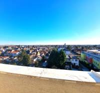 Blick auf die Stadt von der Terrasse des Wohnkomplexes, Stadtteil Bratislava - Medzi jarkami, Hornadska.