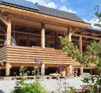 Holzhütte in der Hviezdoslavova-Straße in Tisovec mit Holzterrasse und Garten.