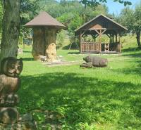 Der Garten in der Hviezdoslavova-Straße in Tisovec mit Holzskulpturen bei der Hütte.