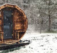 Eine verschneite Hütte in Form eines Fasses in der Hviezdoslavova-Straße in Tisovec.