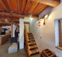 Holztreppe in einer Hütte mit Holzboden, mit Weihnachtsdekorationen.