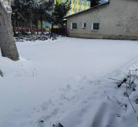 Einfamilienhaus in der Hájska-Straße in Martin, verschneiter Garten neben dem Nebengebäude.